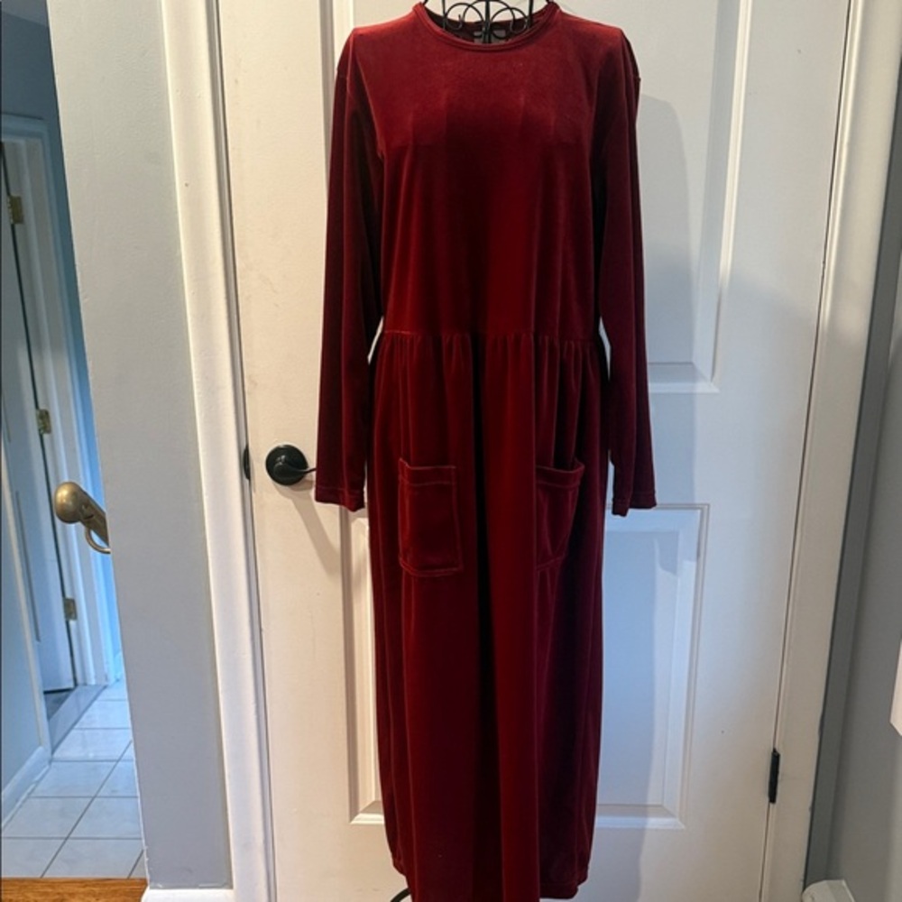 Long sleeve crewneck burgundy velvet dress